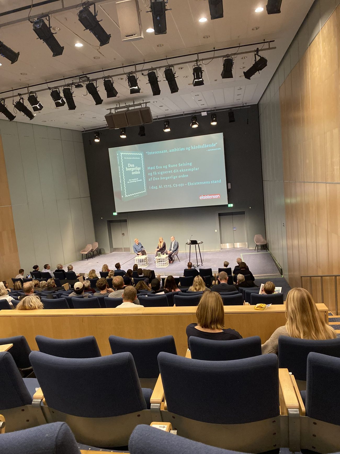 Eva og Rune Selsing i samtale på scenen foran et fuldt auditorium på bogmessen